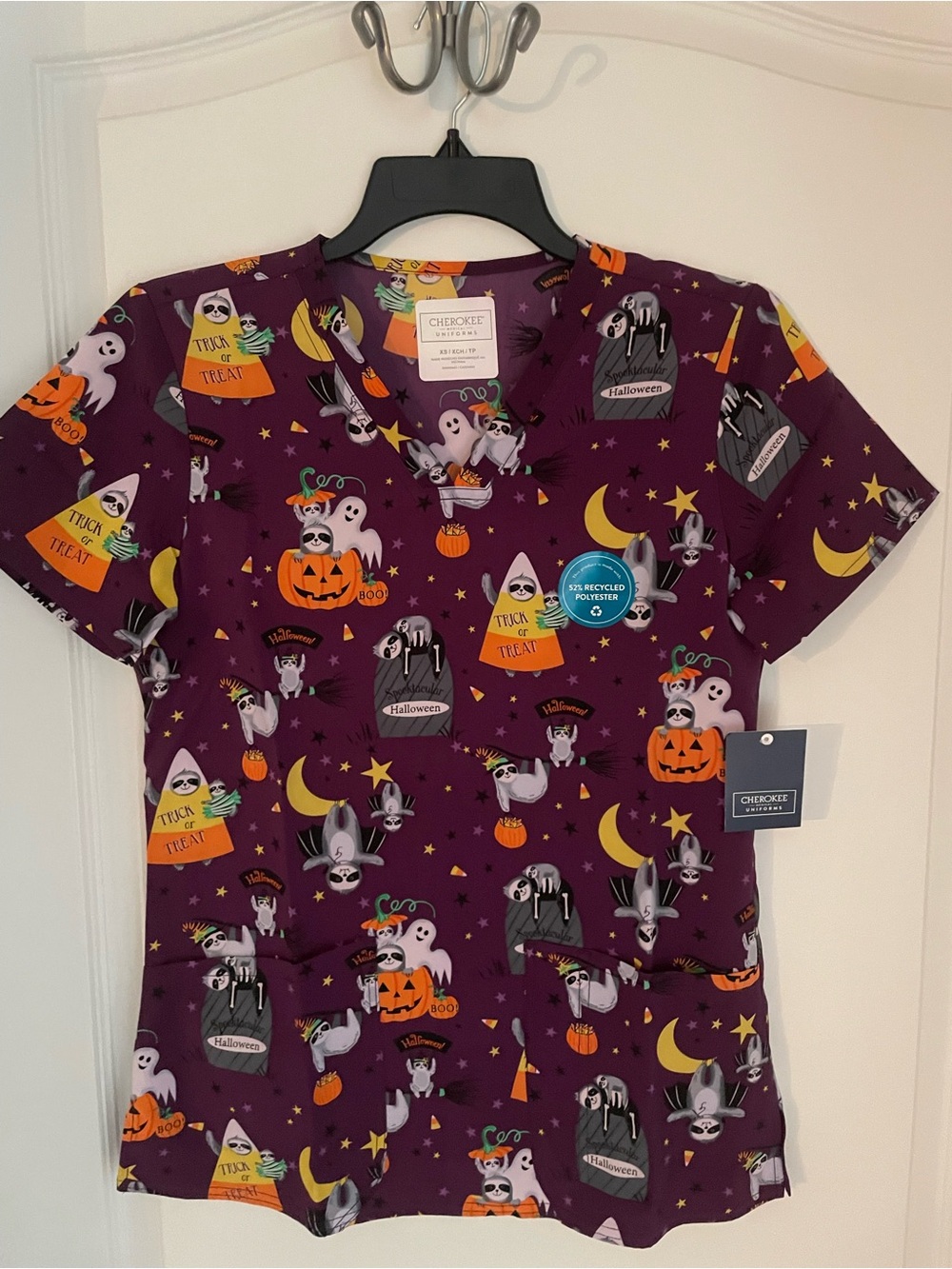 Spooktacular Sloths Cherokee Scrubs Halloween V Neck Top XS NWT